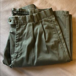 Pleated Twill Chino in Olive